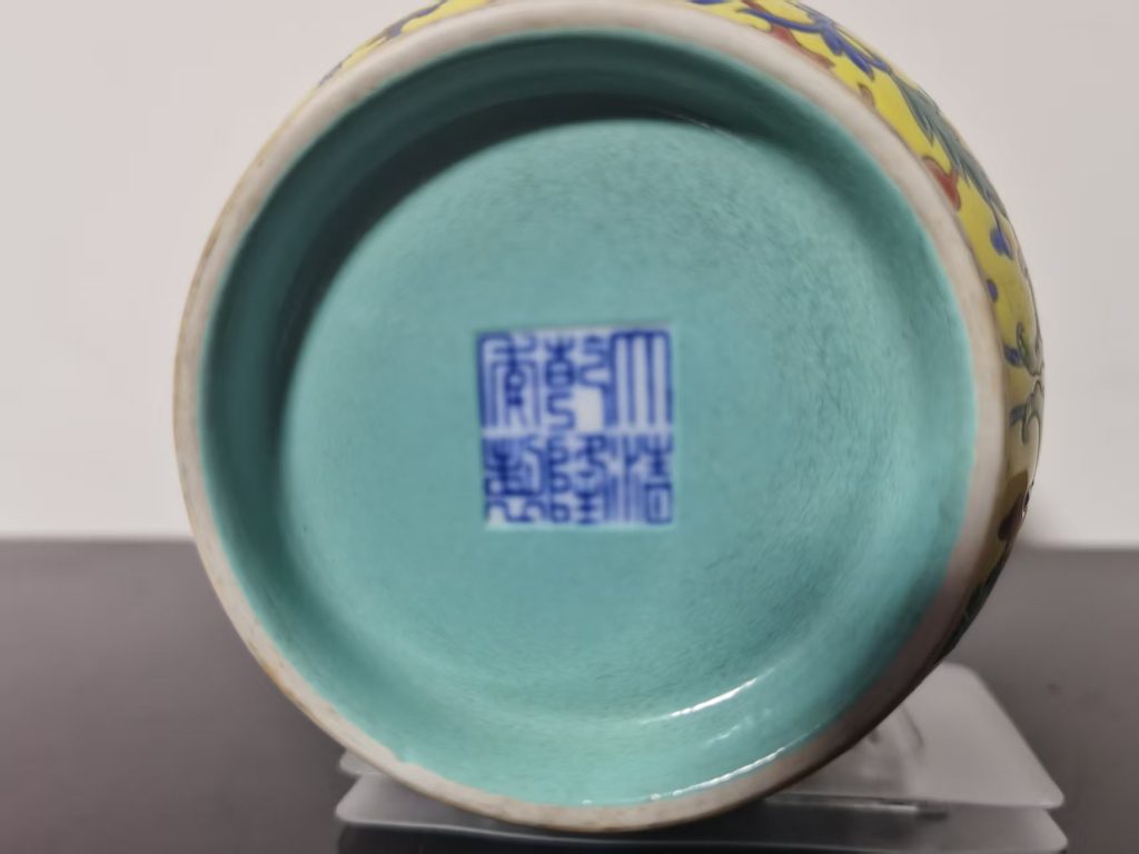 图片[2]-乾隆年制《黄地夔凤纹赏瓶》-嘉城艺术交易平台