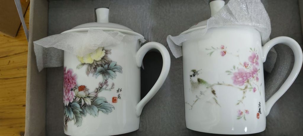 图片[1]-张松茂.徐亚凤《花鸟盖杯》-嘉城艺术交易平台