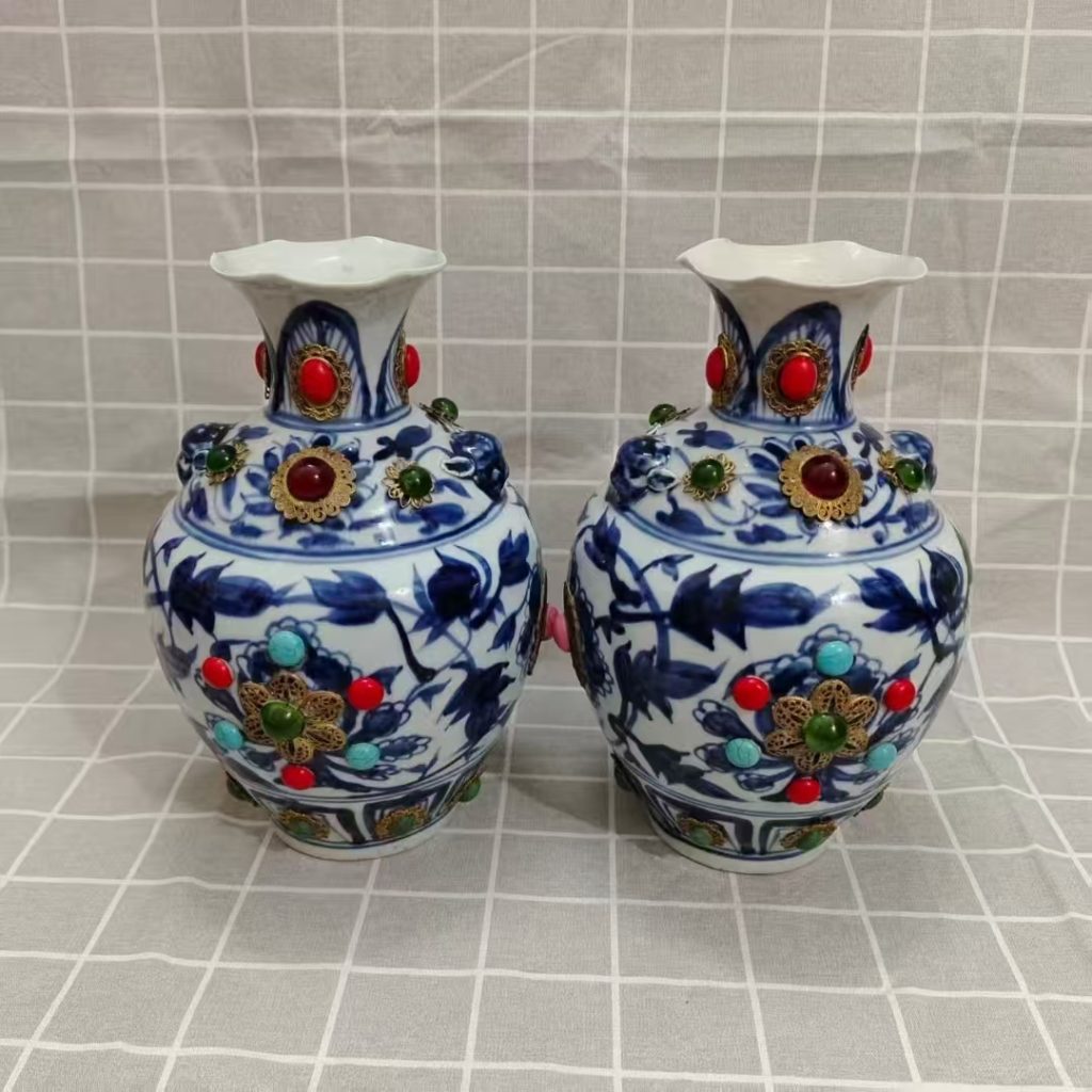 图片[1]-元《青花缠枝牡丹纹嵌宝花口瓶》（一对）-嘉城艺术交易平台