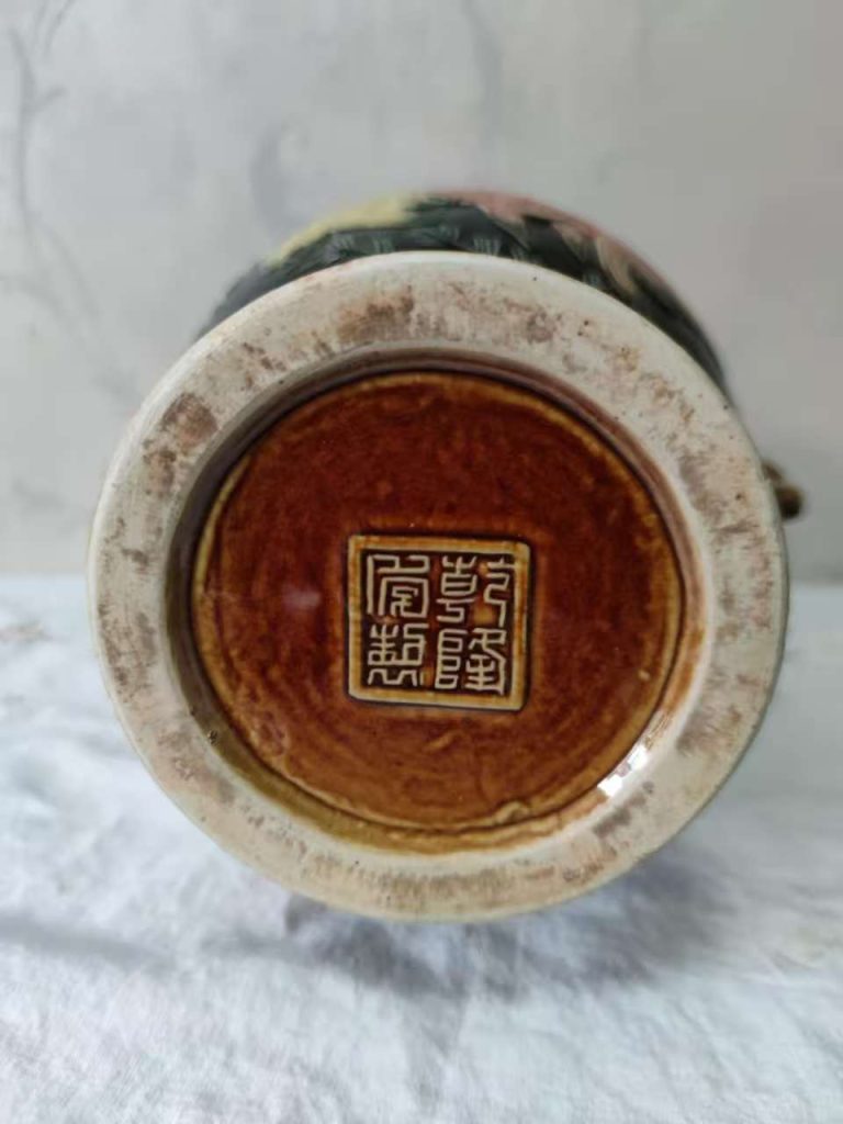 图片[3]-乾隆年制《黑釉刻花加彩鱼藻纹兽耳花口瓶》-嘉城艺术交易平台