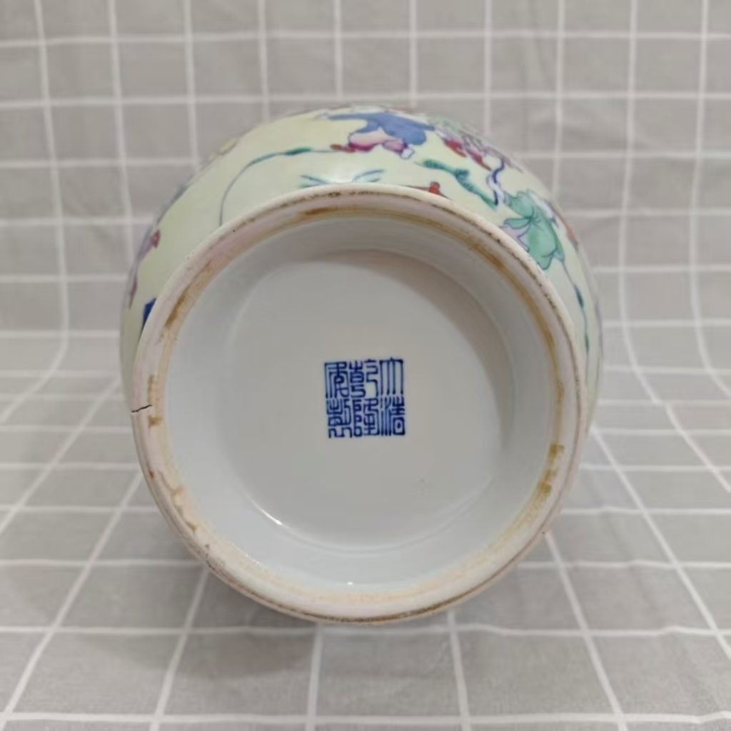 图片[2]-乾隆年制《斗彩婴戏纹双耳赏瓶》-嘉城艺术交易平台