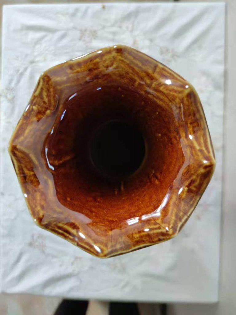 图片[2]-乾隆年制《黑釉刻花加彩鱼藻纹兽耳花口瓶》-嘉城艺术交易平台