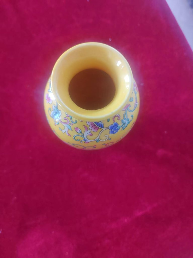 图片[1]-乾隆年制《黄地珐琅彩缠枝花卉纹瓶》-嘉城艺术交易平台