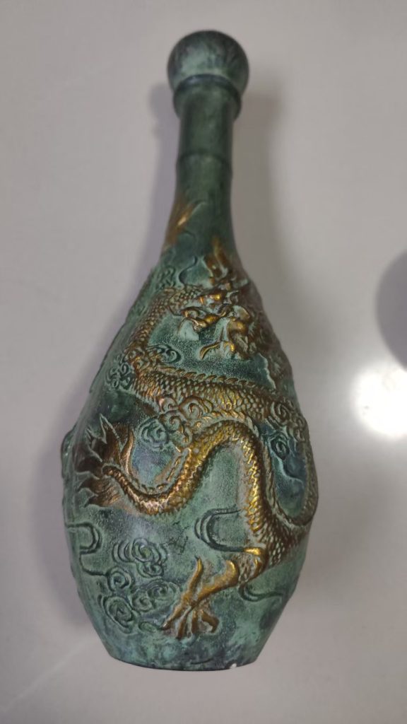 图片[1]-青铜鎏金云龙纹胆式瓶-嘉城艺术交易平台