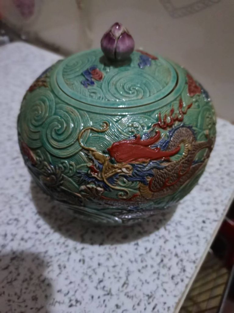 图片[1]-乾隆年制《绿地粉彩浮雕云龙纹西瓜盖罐》-嘉城艺术交易平台