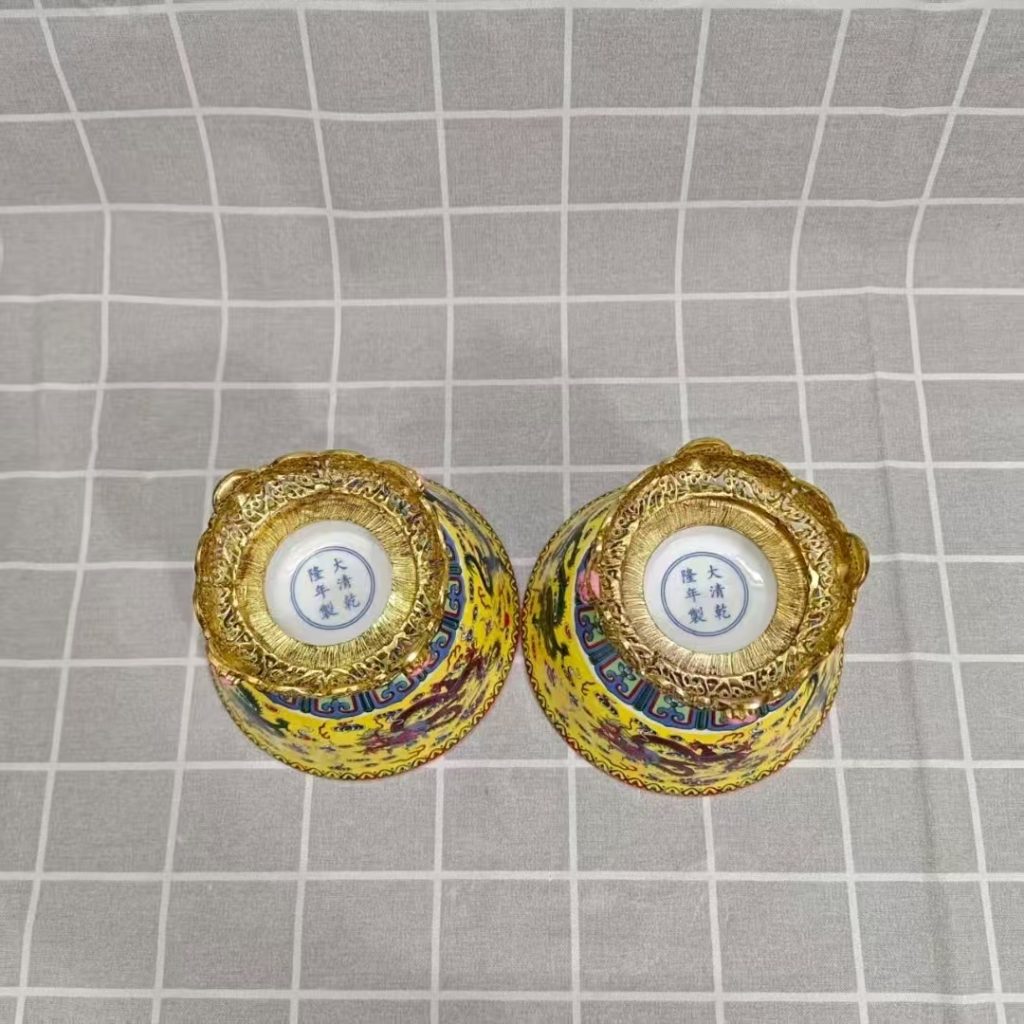 图片[2]-乾隆年制《黄地粉彩龙纹嵌宝高足碗》（一对》-嘉城艺术交易平台