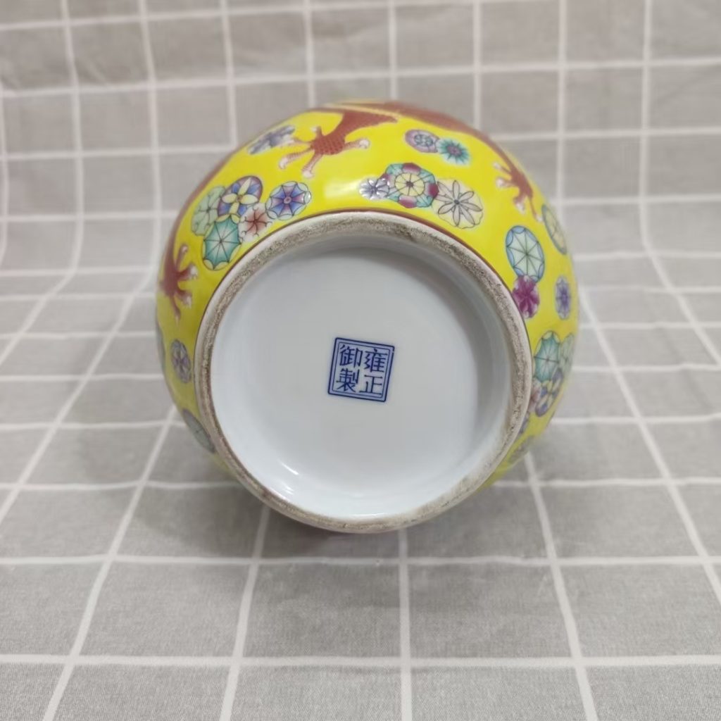 图片[2]-雍正年制《黄地粉彩皮球花矾红描金龙纹蒜头瓶》-嘉城艺术交易平台