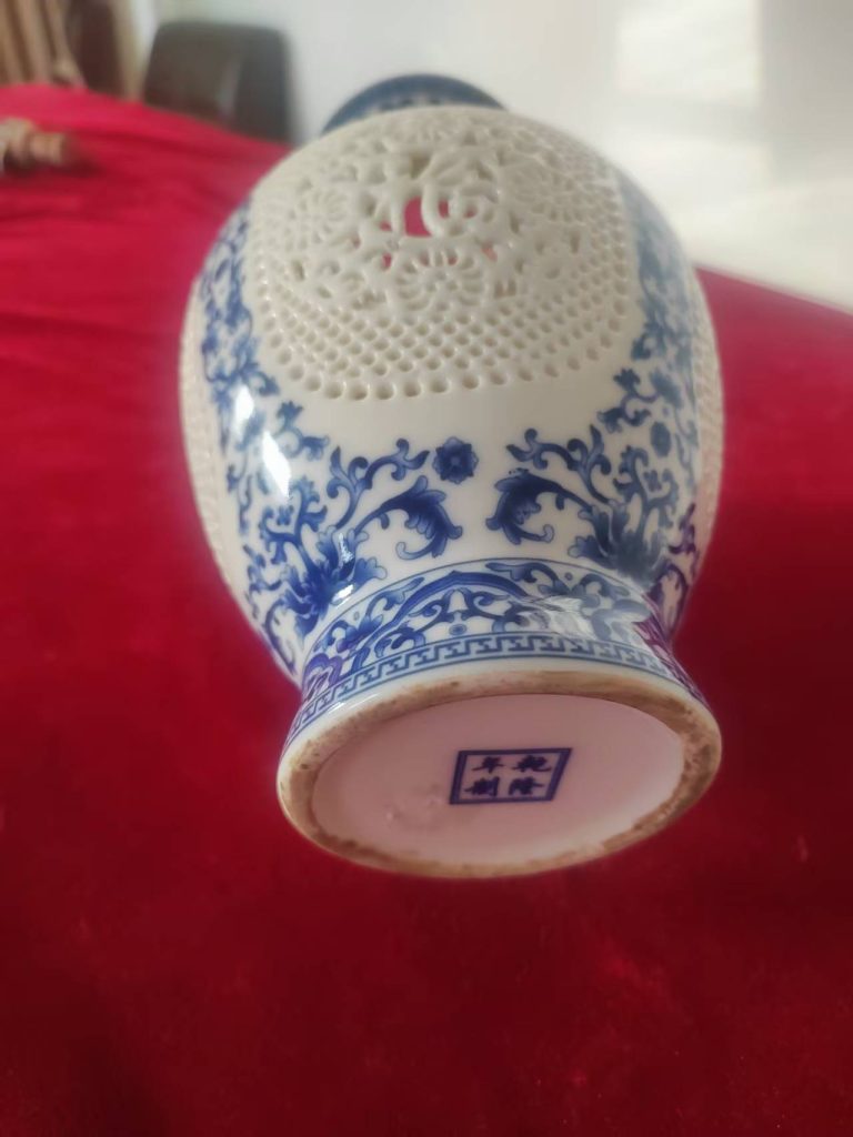 图片[2]-乾隆年制《青花缠枝花卉镂空福字瓶》-嘉城艺术交易平台