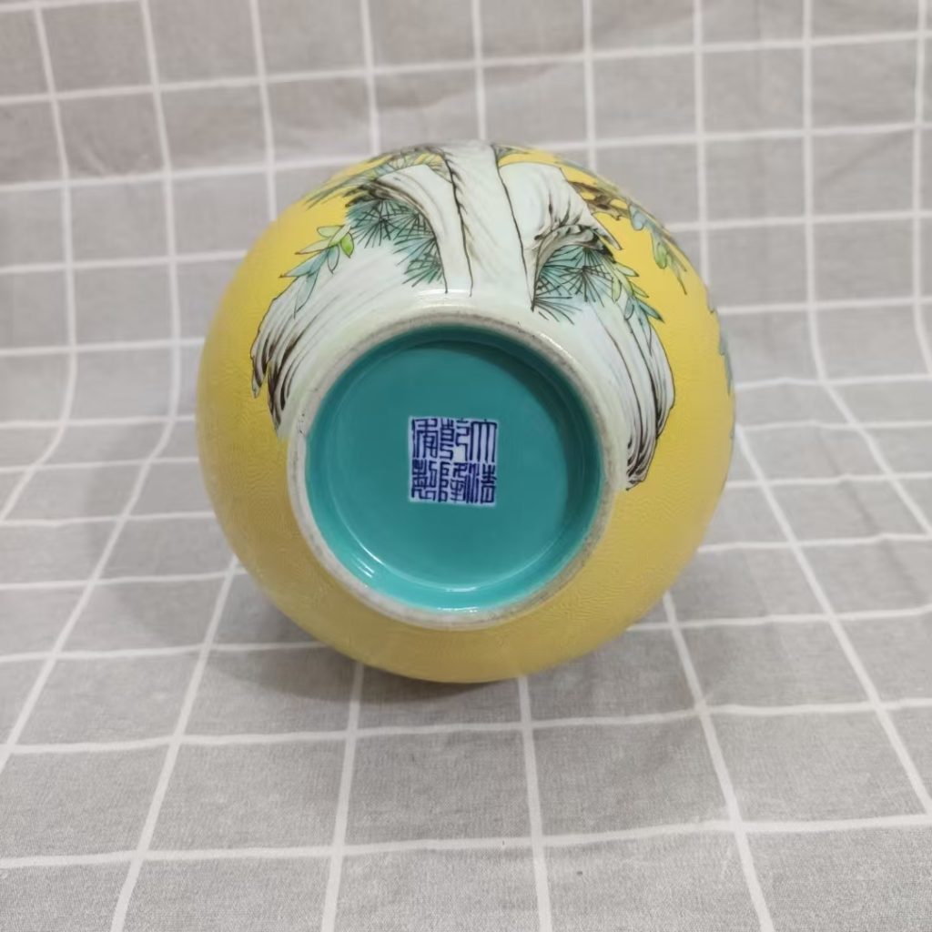 图片[2]-乾隆年制《黄地轧道粉彩花鸟纹天球瓶》-嘉城艺术交易平台