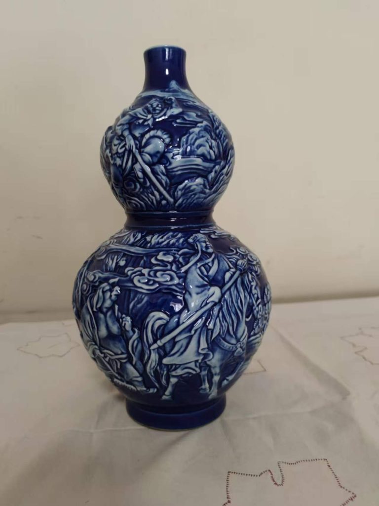 图片[1]-乾隆年制《蓝釉浮雕《西游记》故事纹葫芦瓶》-嘉城艺术交易平台