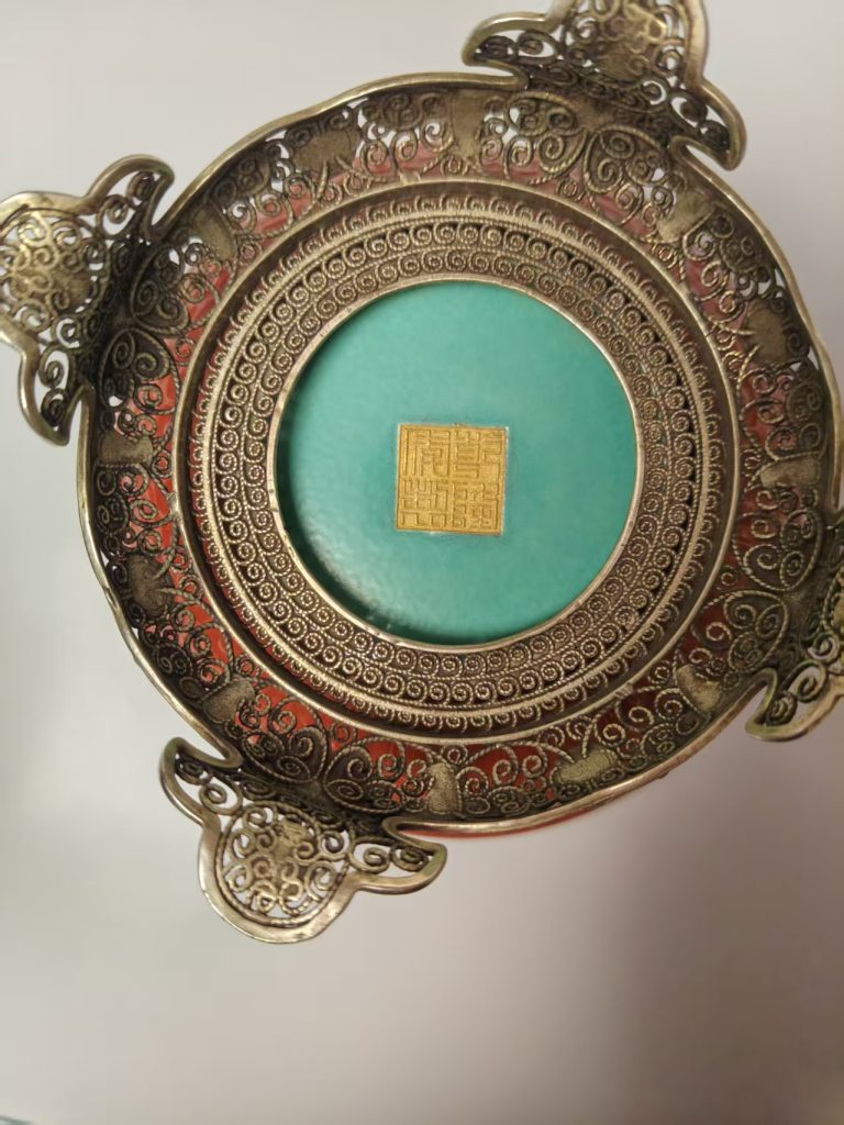 图片[3]-乾隆年制《八宝纹红釉内松石绿釉雕刻纹花丝景泰蓝座碗》-嘉城艺术交易平台