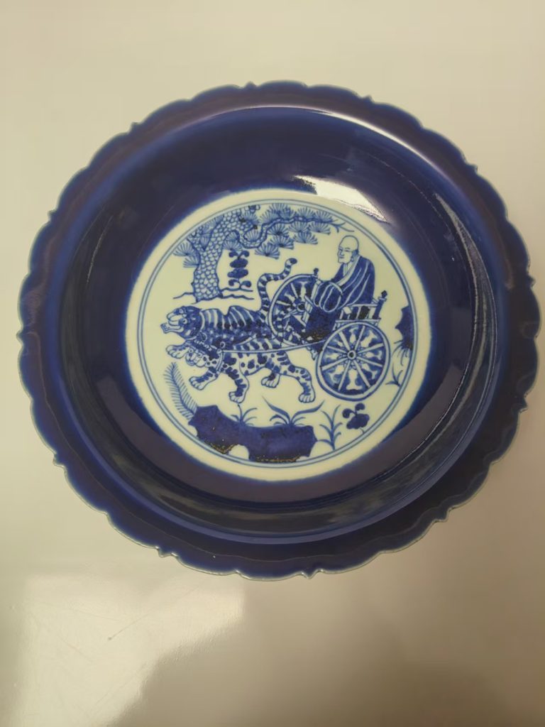 图片[1]-宣德年制《霁蓝釉花口赏盘》-嘉城艺术交易平台