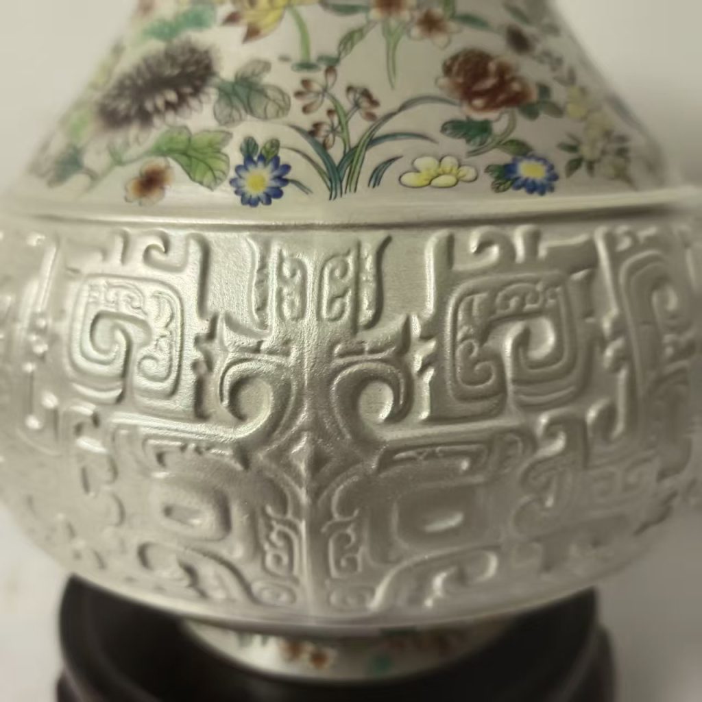 图片[2]-乾隆年制《银包瓷仿青铜器纹饰粉色花卉罐》-嘉城艺术交易平台