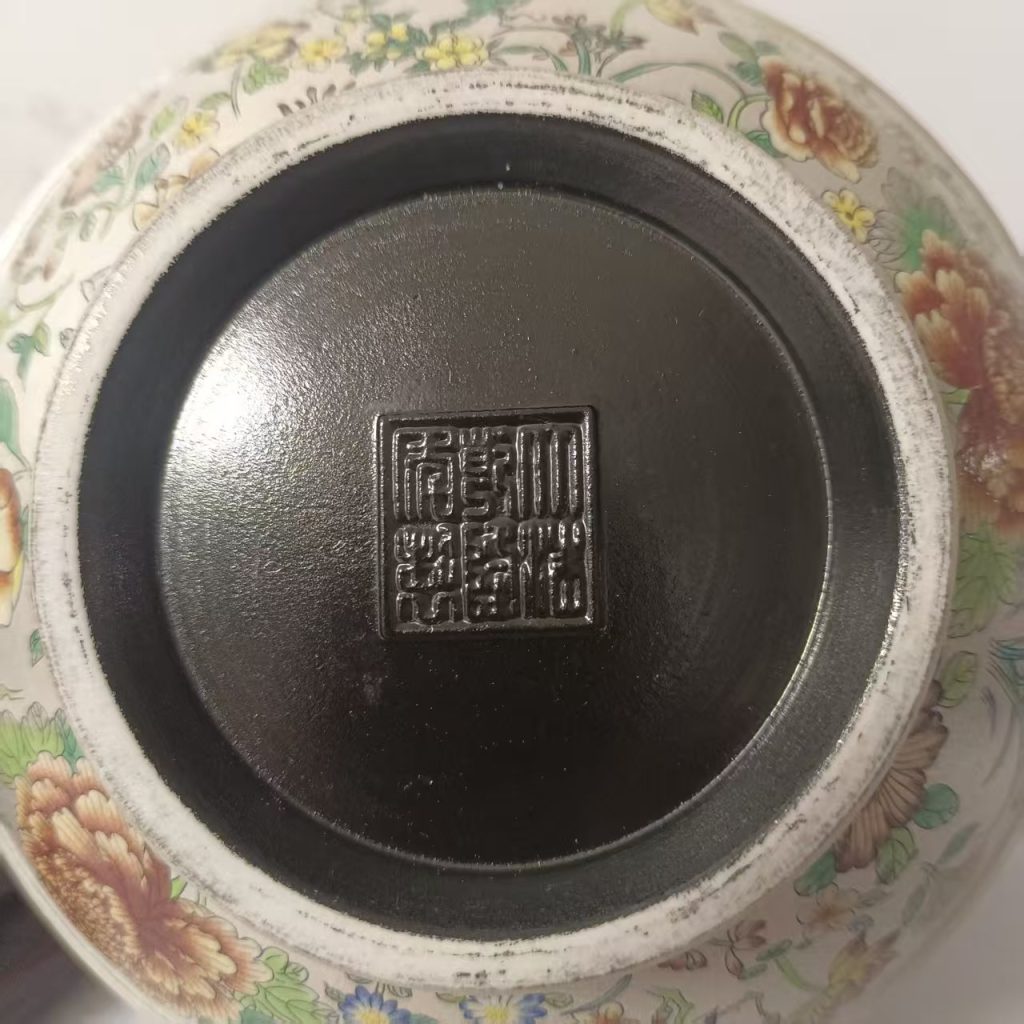 图片[4]-乾隆年制《银包瓷仿青铜器纹饰粉色花卉罐》-嘉城艺术交易平台