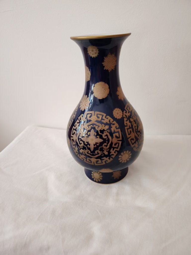 图片[1]-乾隆年制《祭蓝釉描金皮球花赏瓶》-嘉城艺术交易平台