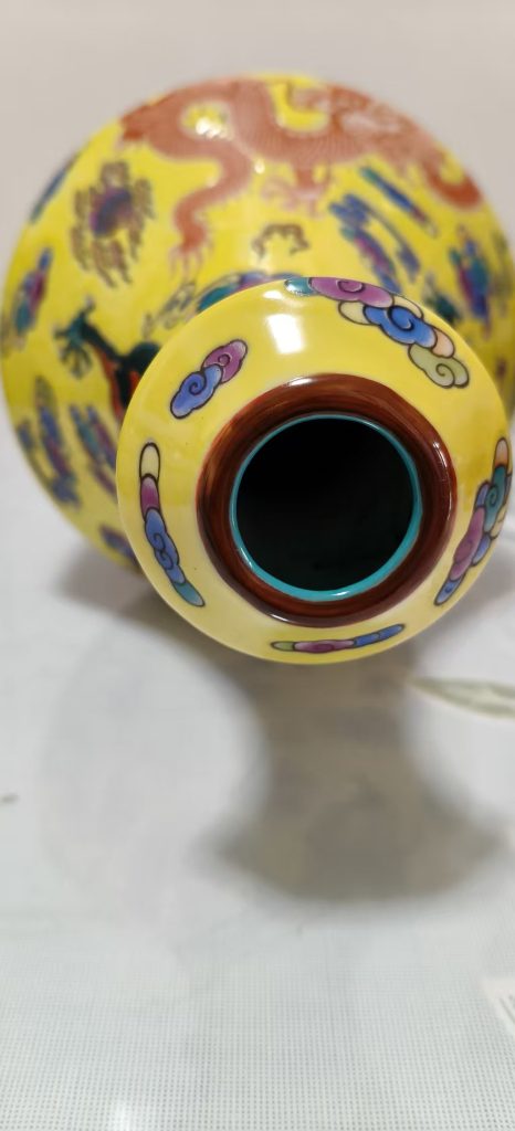 图片[2]-雍正年制《黄地粉彩五龙纹蒜头瓶》-嘉城艺术交易平台