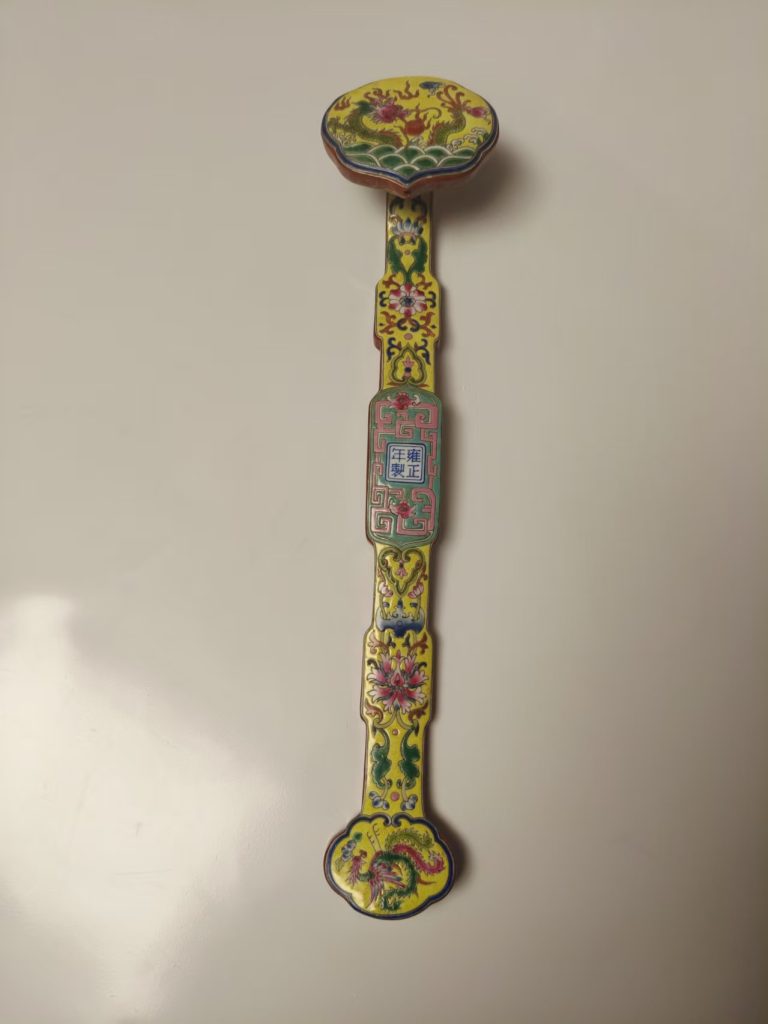 图片[1]-雍正年制《珐琅彩缠枝莲龙凤纹如意》-嘉城艺术交易平台