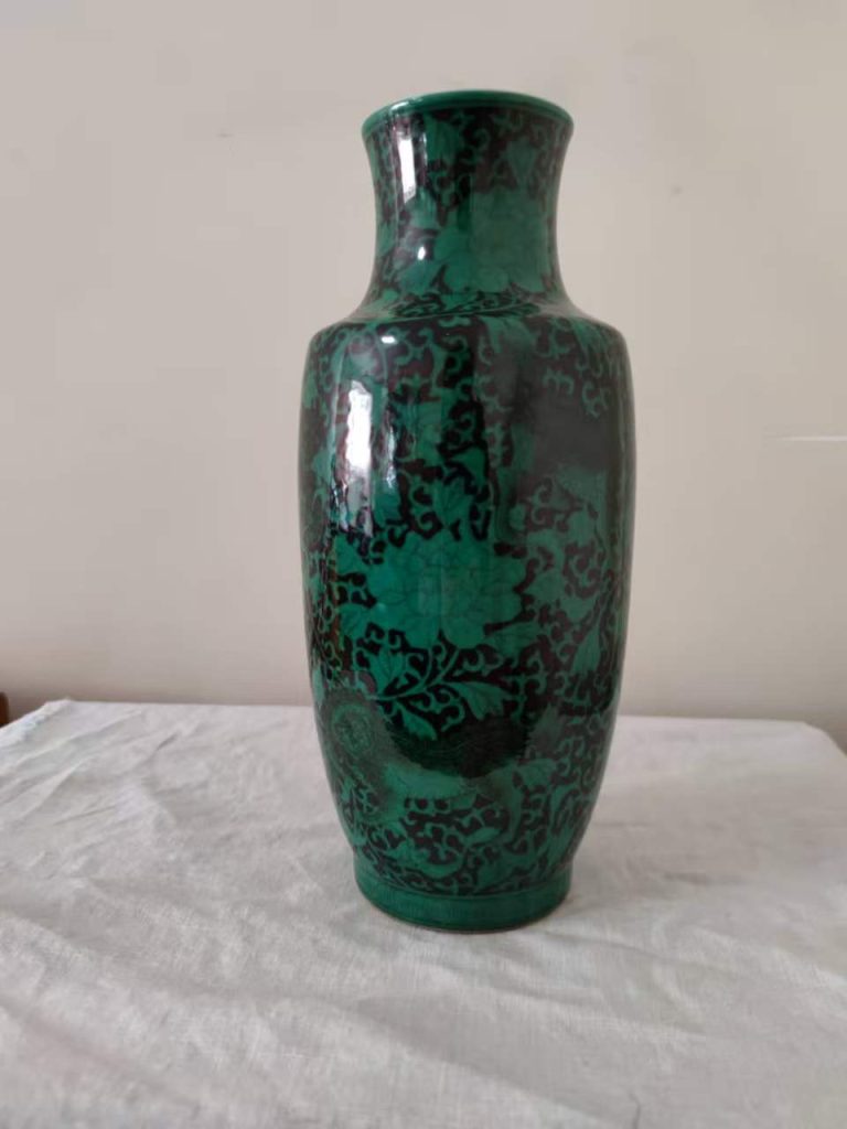 图片[1]-康熙年制《黑地绿彩缠枝花卉纹象腿瓶》-嘉城艺术交易平台