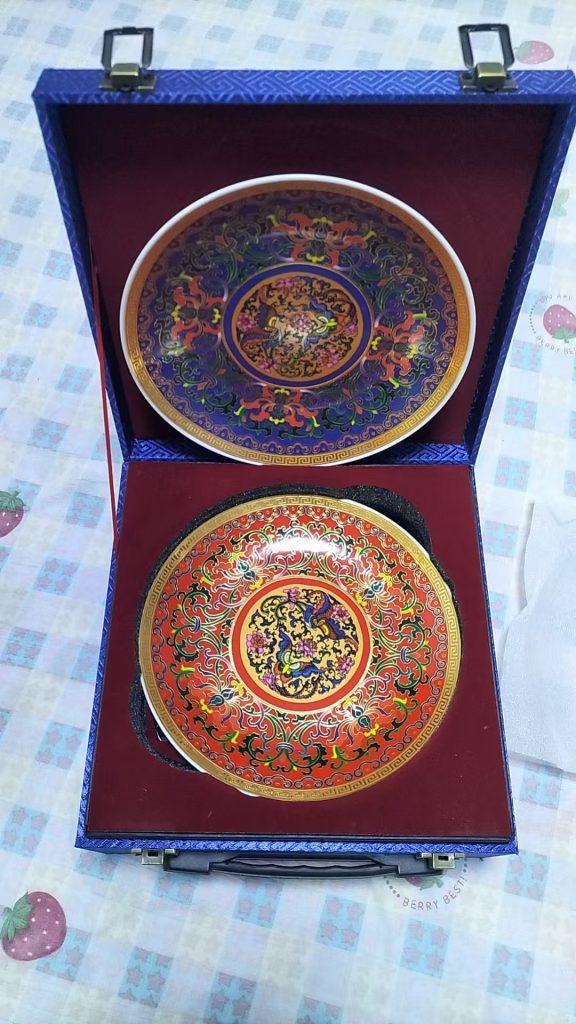 图片[1]-朱红《如意缠枝连赏盘》一对-嘉城艺术交易平台