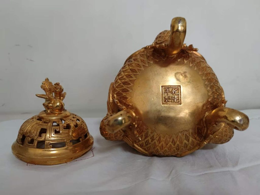 图片[2]-乾隆年制《鎏金三凤足香薰炉》-嘉城艺术交易平台