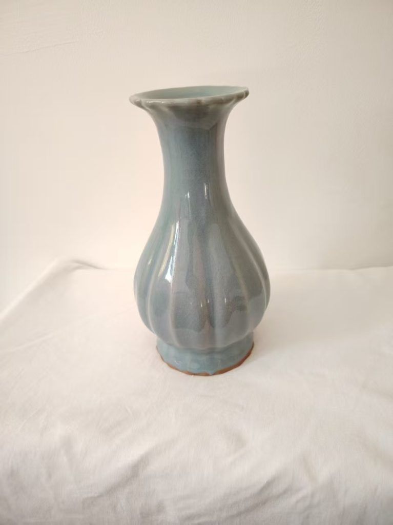 图片[1]-龙泉窑《瓜棱花口青瓷瓶》-嘉城艺术交易平台